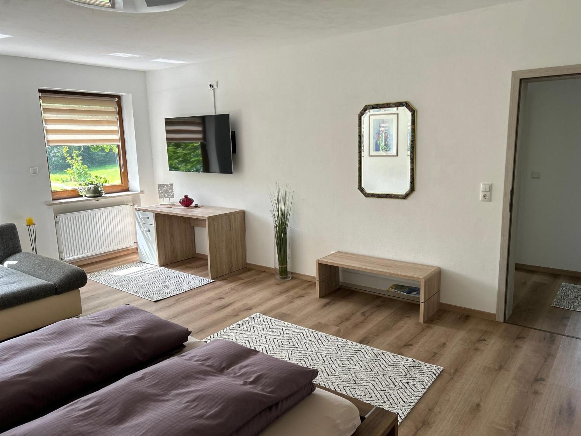 Ruhige Ferienwohnung Mit Terrasse Fuer 2 Personen Vohenstrauss Bagian luar foto
