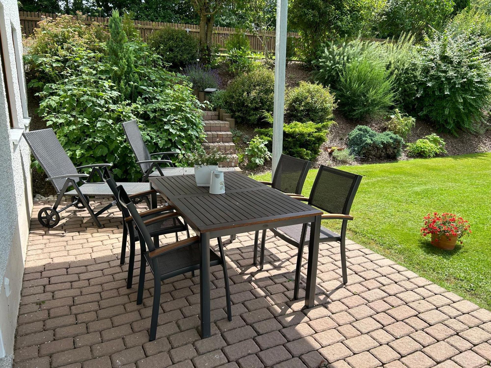 Ruhige Ferienwohnung Mit Terrasse Fuer 2 Personen Vohenstrauss Bagian luar foto