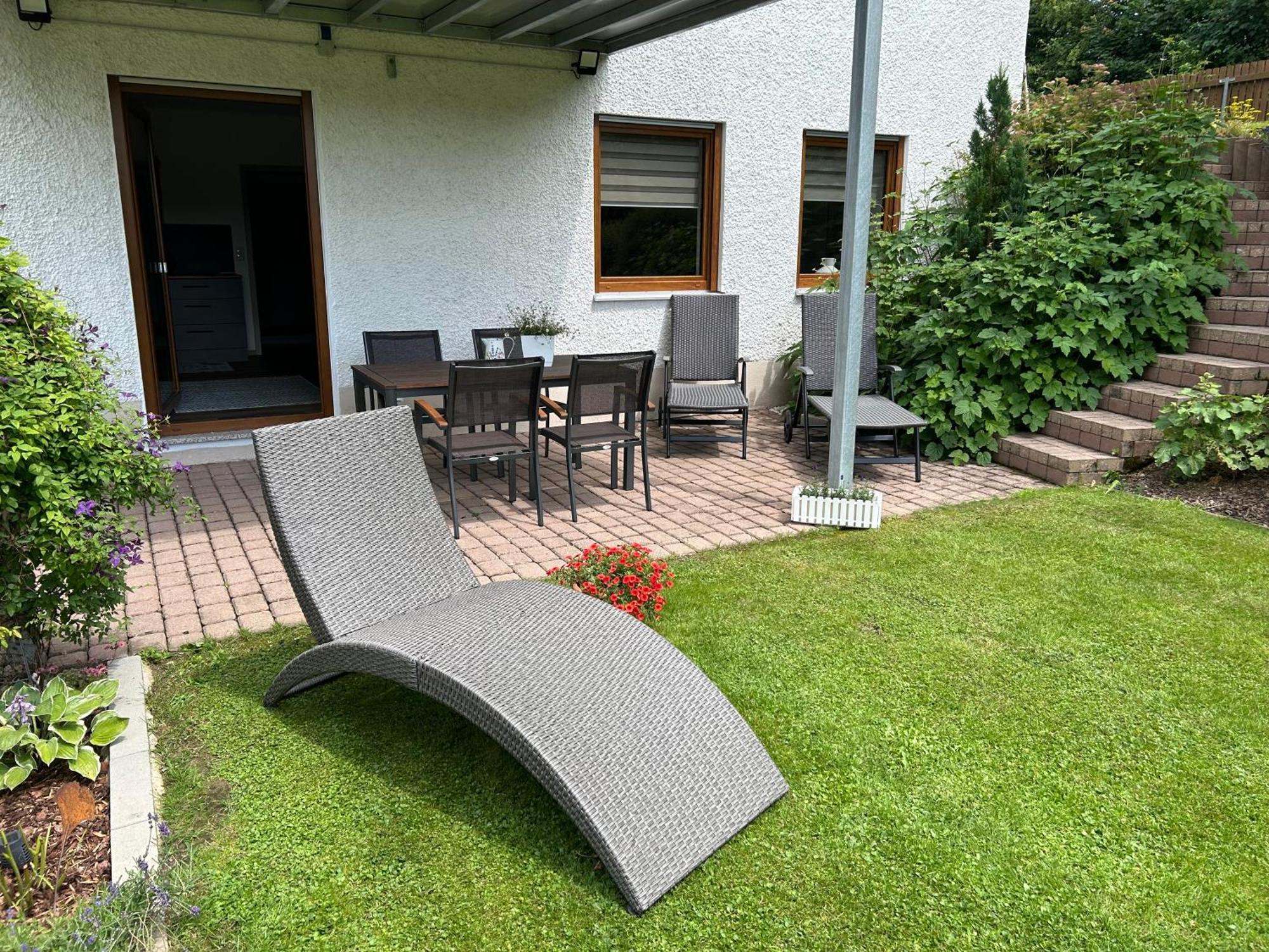 Ruhige Ferienwohnung Mit Terrasse Fuer 2 Personen Vohenstrauss Bagian luar foto