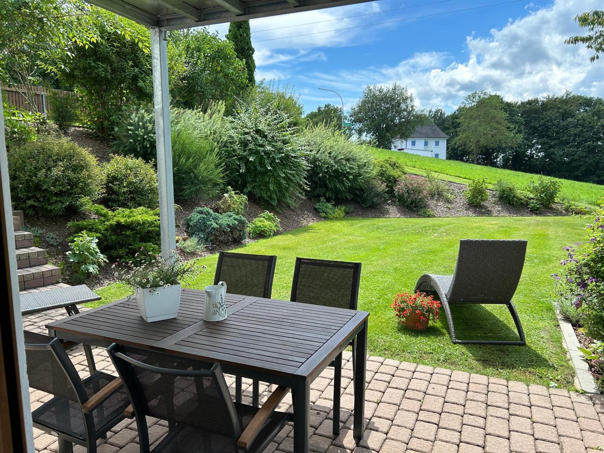 Ruhige Ferienwohnung Mit Terrasse Fuer 2 Personen Vohenstrauss Bagian luar foto