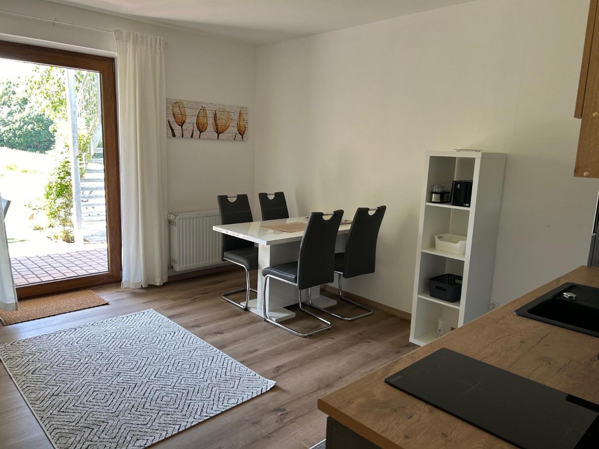 Ruhige Ferienwohnung Mit Terrasse Fuer 2 Personen Vohenstrauss Bagian luar foto