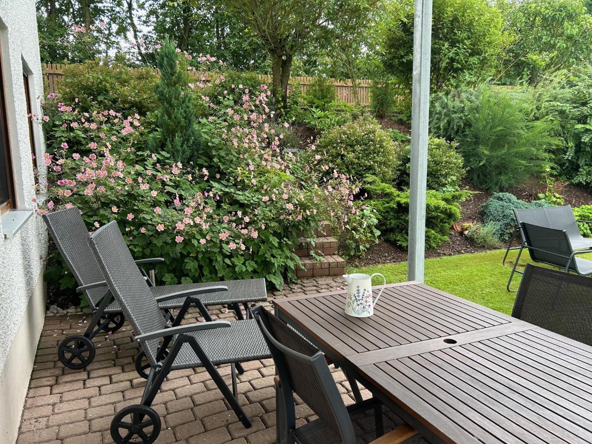 Ruhige Ferienwohnung Mit Terrasse Fuer 2 Personen Vohenstrauss Bagian luar foto